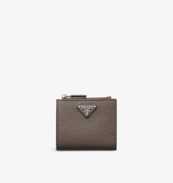 Маленький кожаный кошелек с логотипом-пластикой Prada, серый
Маленький кожаный кошелек с логотипом-пластикой Prada, серый