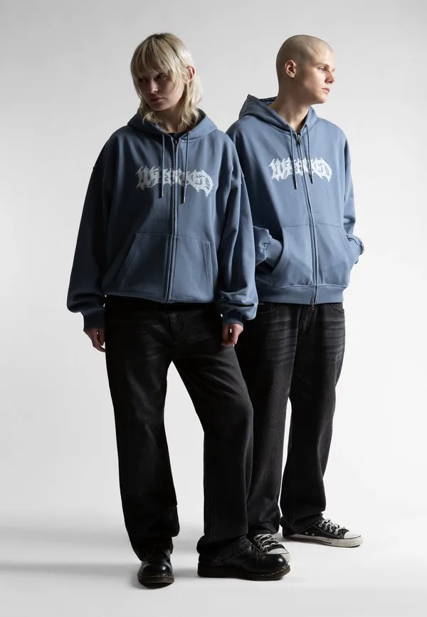 Толстовка на молнии blare унисекс Wasted Paris, Stone Blue, Синий, Толстовка на молнии blare унисекс Wasted Paris, Stone Blue
Толстовка на молнии blare унисекс Wasted Paris, Stone Blue, Синий, Толстовка на молнии blare унисекс Wasted Paris, Stone Blue