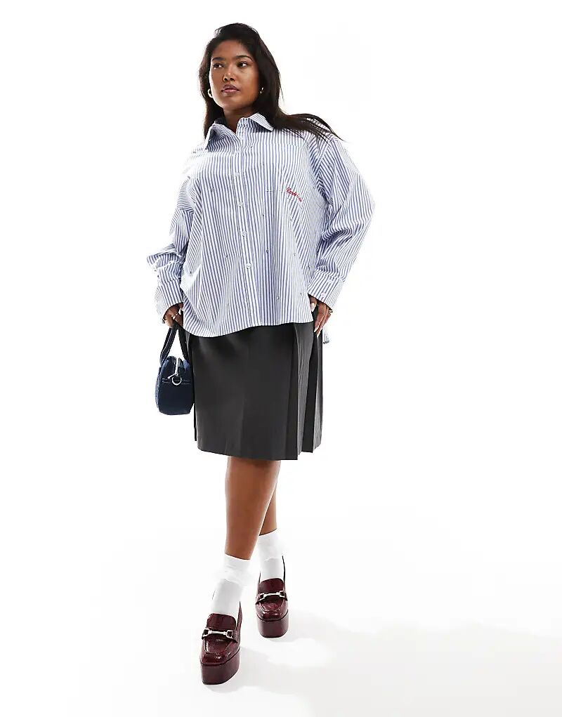 Renee Studio x Holly Wynne эксклюзивная рубашка большого размера с вышитым логотипом в синюю полоску, украшенная кристаллами
Renee Studio x Holly Wynne эксклюзивная рубашка большого размера с вышитым логотипом в синюю полоску, украшенная кристаллами