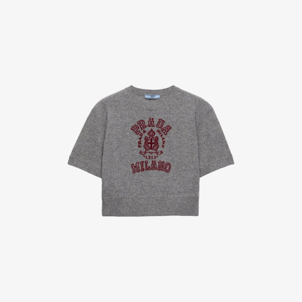 Джемпер укороченный Prada с интарсией логотипа, серый
Джемпер укороченный Prada с интарсией логотипа, серый