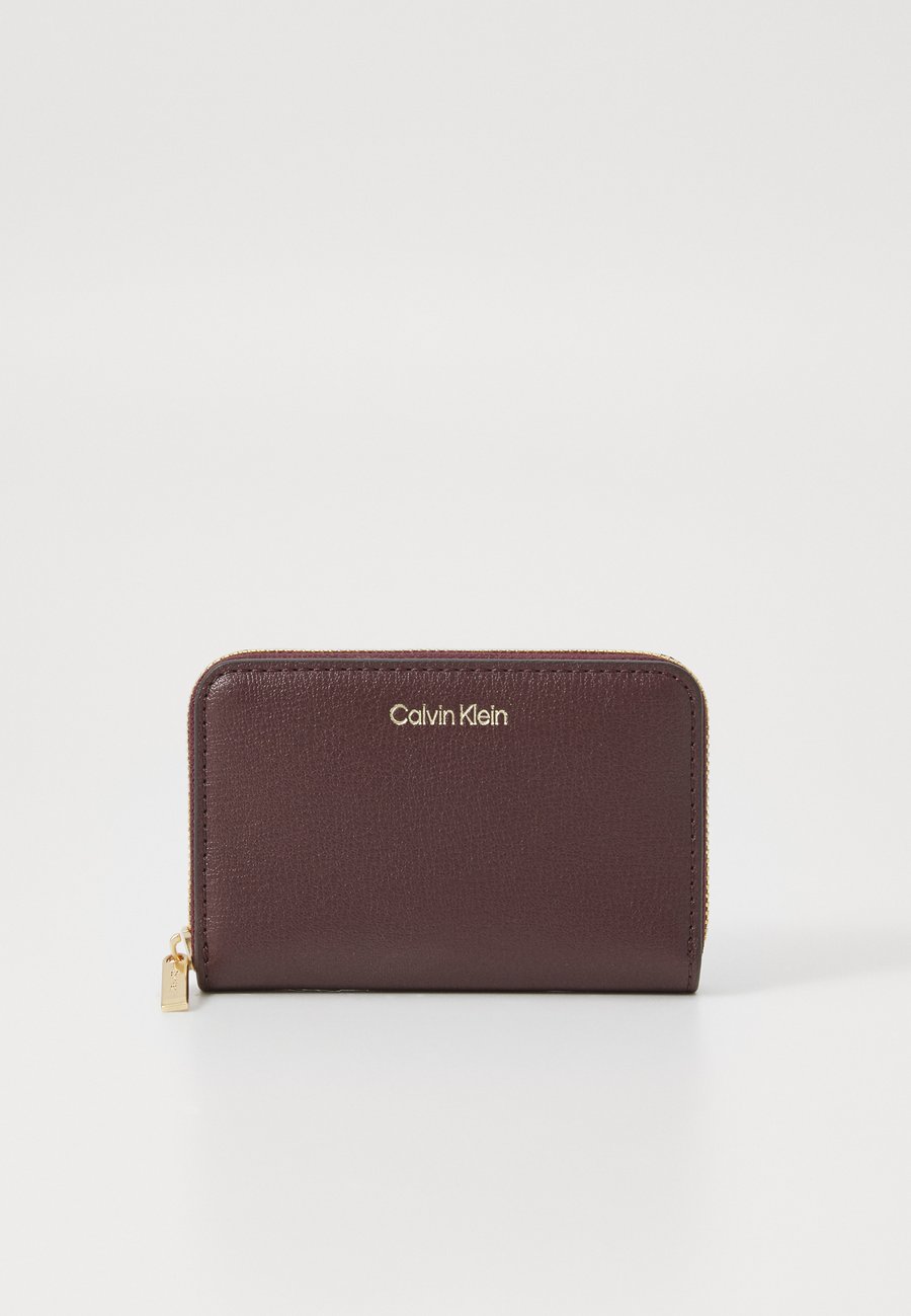 Кошелек Calvin Klein EMBOSSED LOGO, Fudge/Espresso/Brown
Кошелек Calvin Klein EMBOSSED LOGO, Fudge/Espresso/Brown