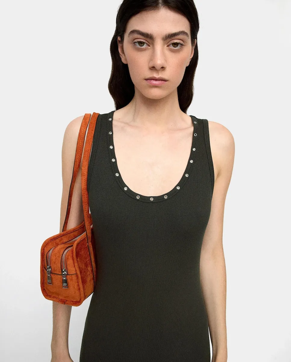 Длинное струящееся платье с декоративными заклепками Parfois, хаки
Длинное струящееся платье с декоративными заклепками Parfois, хаки