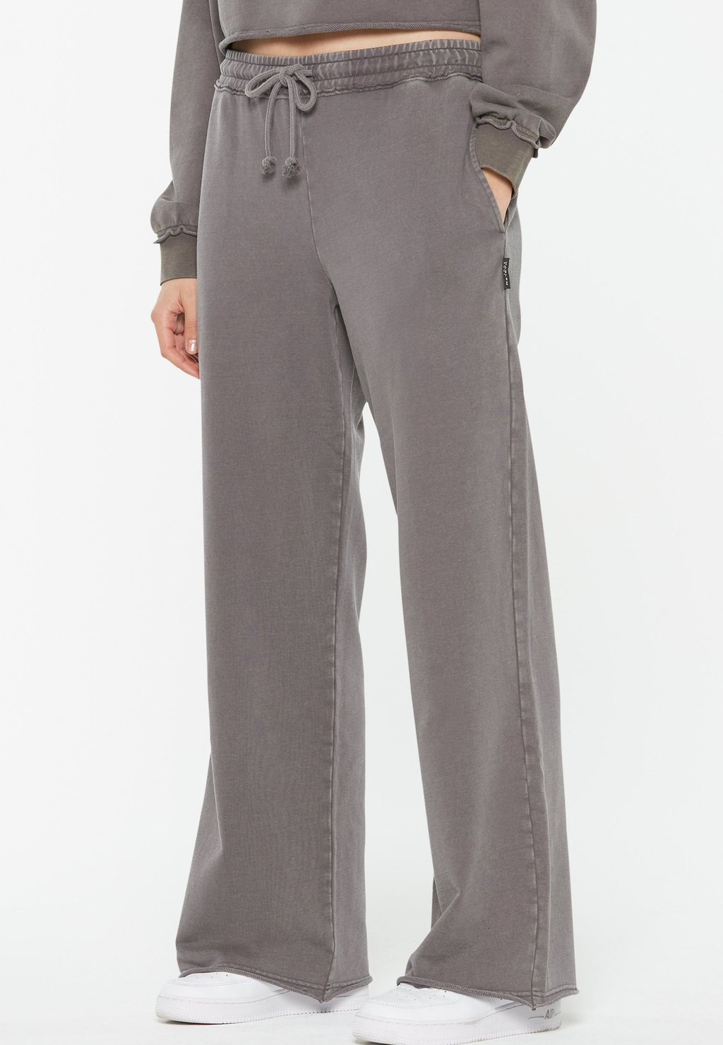 Спортивные штаны PA-TTY WIDE Harlem Soul, антрацит
Спортивные штаны PA-TTY WIDE Harlem Soul, антрацит