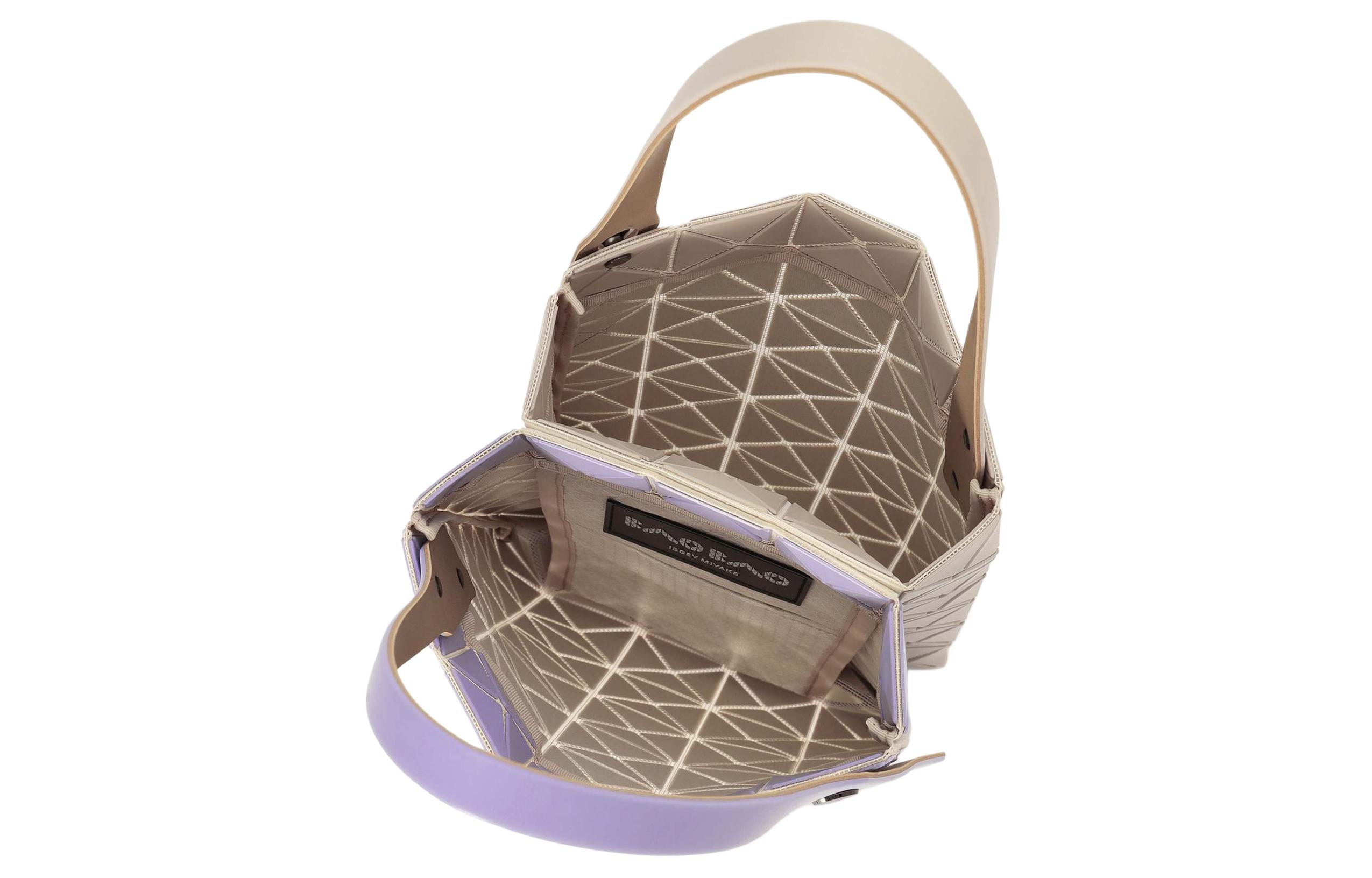 Сумка-шоппер из поливинилхлоридной смолы миниатюрная женская светло-фиолетовая и бежевая ISSEY MIYAKE
Сумка-шоппер из поливинилхлоридной смолы миниатюрная женская светло-фиолетовая и бежевая ISSEY MIYAKE