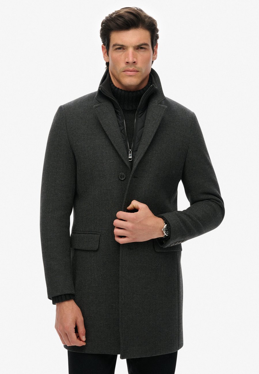 Пальто Superdry & Co Classic coat, Dark Grey Herringbone/Dark Grey
Пальто Superdry & Co Classic coat, Dark Grey Herringbone/Dark Grey