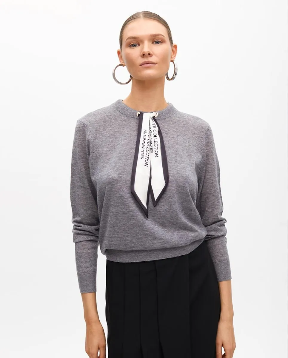 Женский джемпер с платком на шее Lola Casademunt, серый
Женский джемпер с платком на шее Lola Casademunt, серый