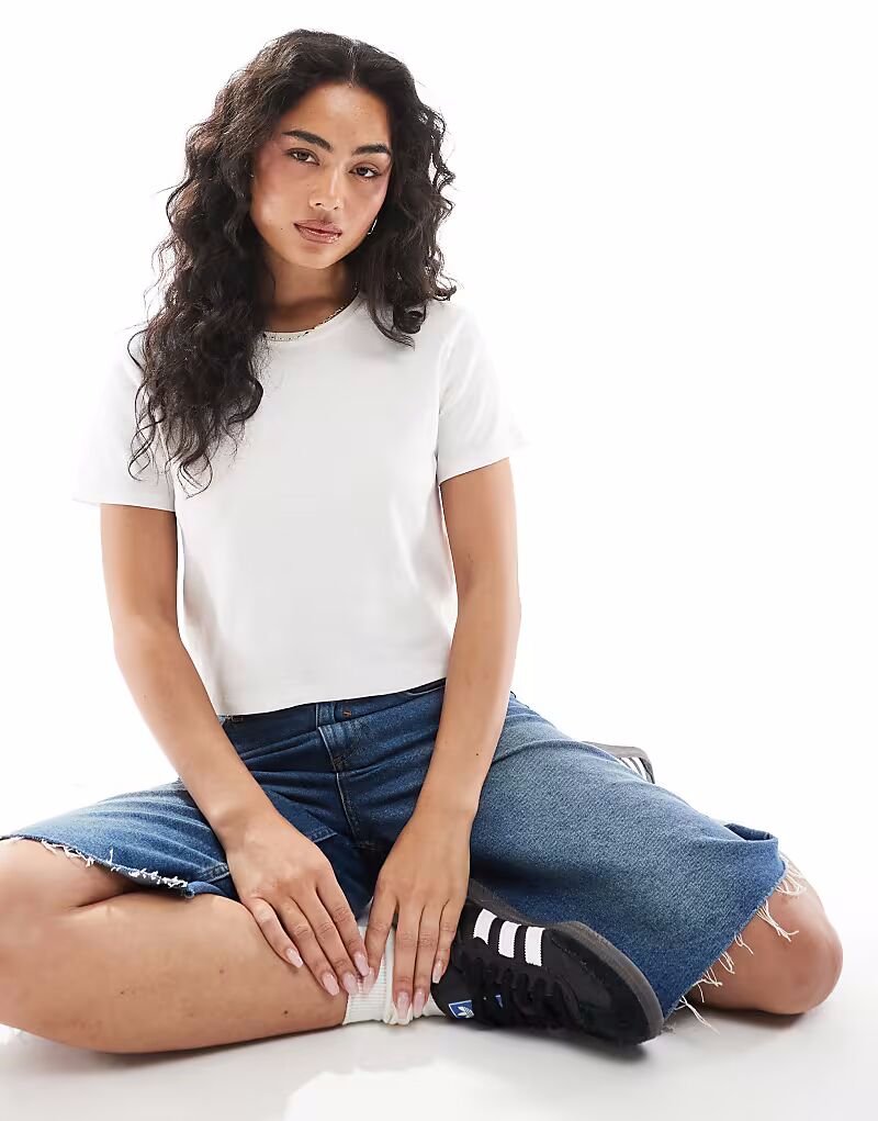 Укороченная футболка Monki белого цвета
Укороченная футболка Monki белого цвета