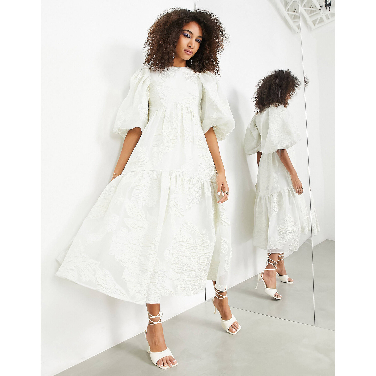 Платье Asos Edition Layered Jacquard Metallic Fabric With a Floral Pattern, слоновая кость
Платье Asos Edition Layered Jacquard Metallic Fabric With a Floral Pattern, слоновая кость