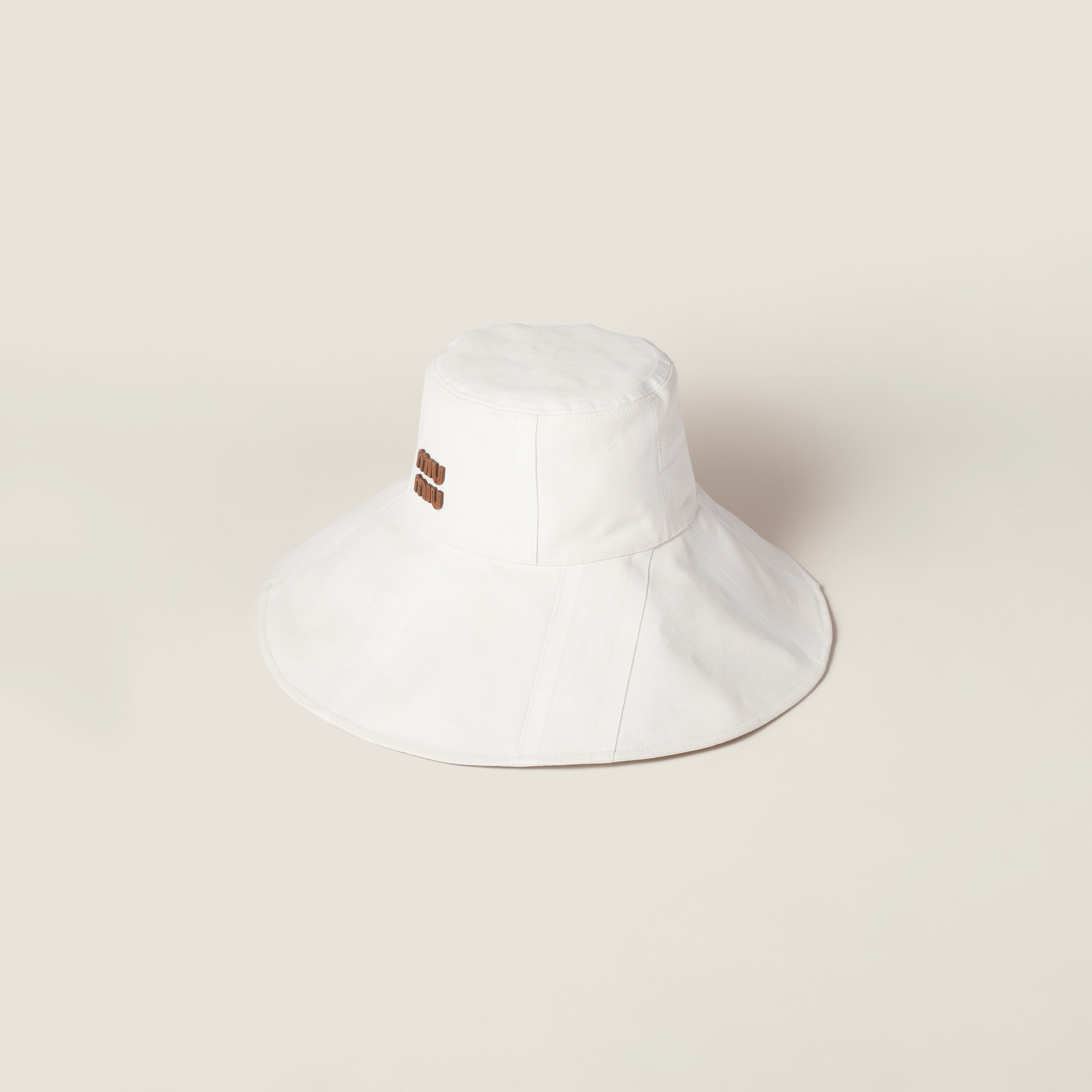 Джинсовая шляпа из лоскутков MIU MIU, белый
Джинсовая шляпа из лоскутков MIU MIU, белый