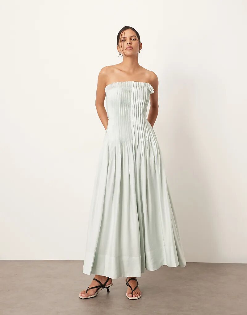 Платье-бандо миди ARRANGE из органзы с защипами и заниженной талией светло-голубого цвета
Платье-бандо миди ARRANGE из органзы с защипами и заниженной талией светло-голубого цвета