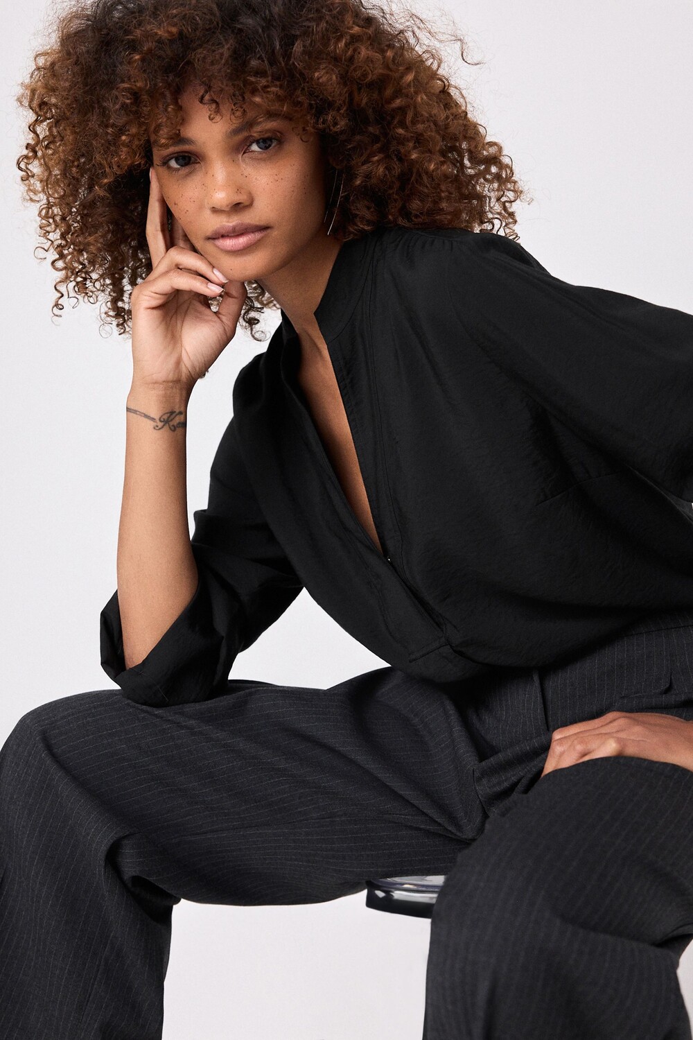 Текстурированная блузка с длинными рукавами и V образным вырезом Next, черный 
Текстурированная блузка с длинными рукавами и V образным вырезом Next, черный