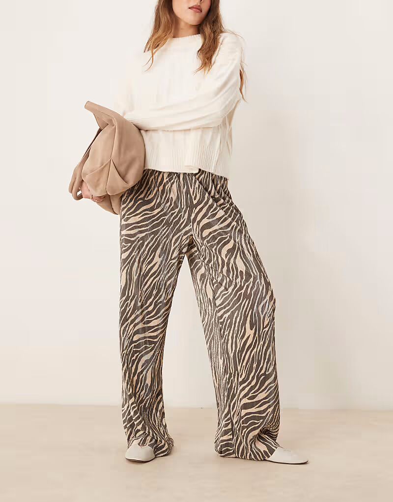 Брюки JDY плиссе с принтом зебра
Брюки JDY плиссе с принтом зебра