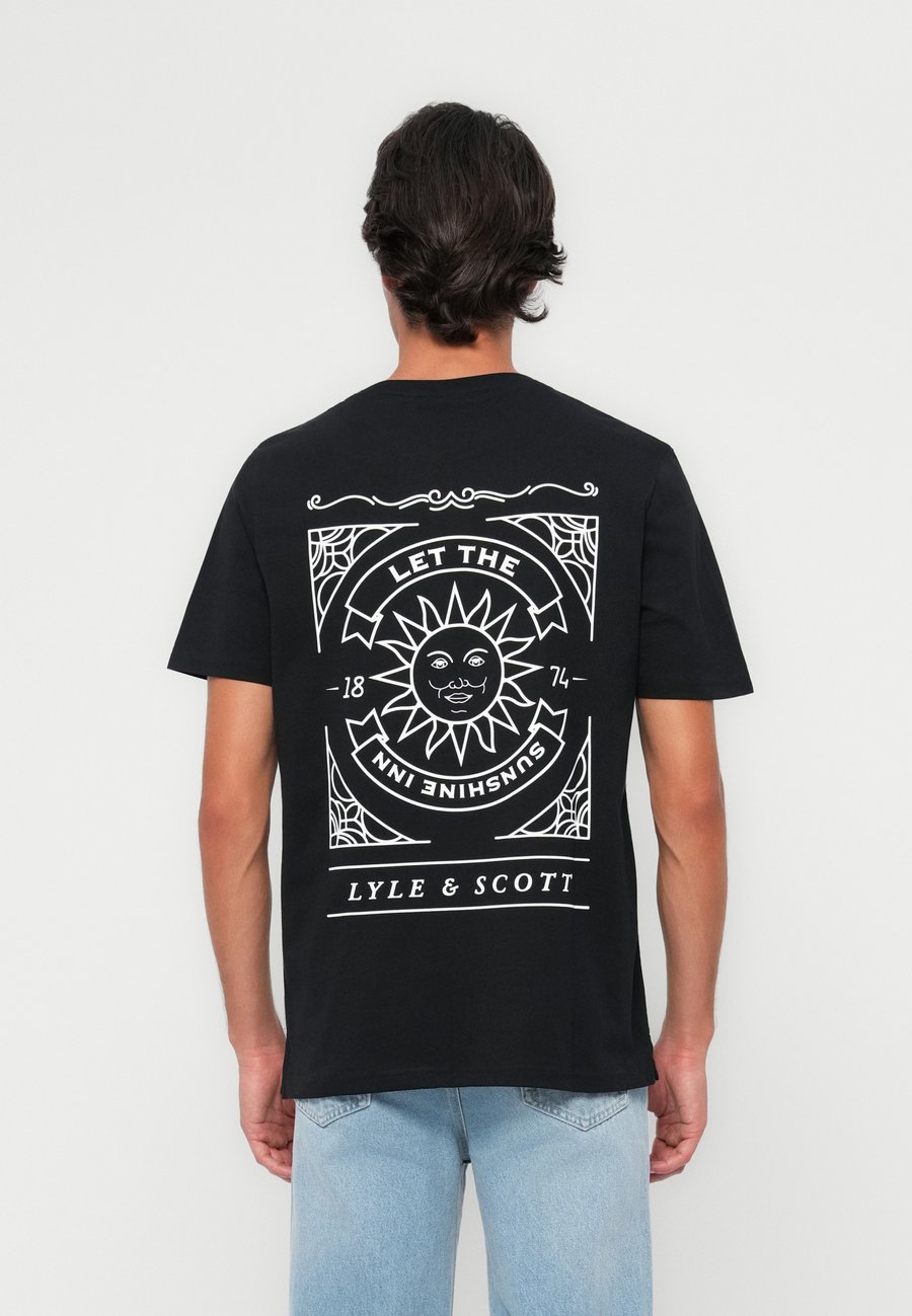 Футболка Lyle & Scott SUNSHINE INN GRAPHIC, Jet Black/Black, Черный, Футболка Lyle & Scott SUNSHINE INN GRAPHIC, Jet Black/Black
Футболка Lyle & Scott SUNSHINE INN GRAPHIC, Jet Black/Black, Черный, Футболка Lyle & Scott SUNSHINE INN GRAPHIC, Jet Black/Black