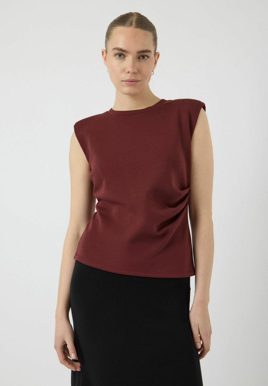 Футболка YAS PINA, Port Royale/Bordeaux
Футболка YAS PINA, Port Royale/Bordeaux