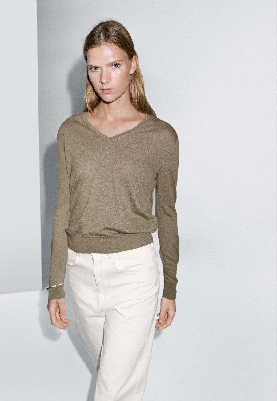 Джемпер Massimo Dutti LONG SLEEVES WITH V-NECK, Green
Джемпер Massimo Dutti LONG SLEEVES WITH V-NECK, Green