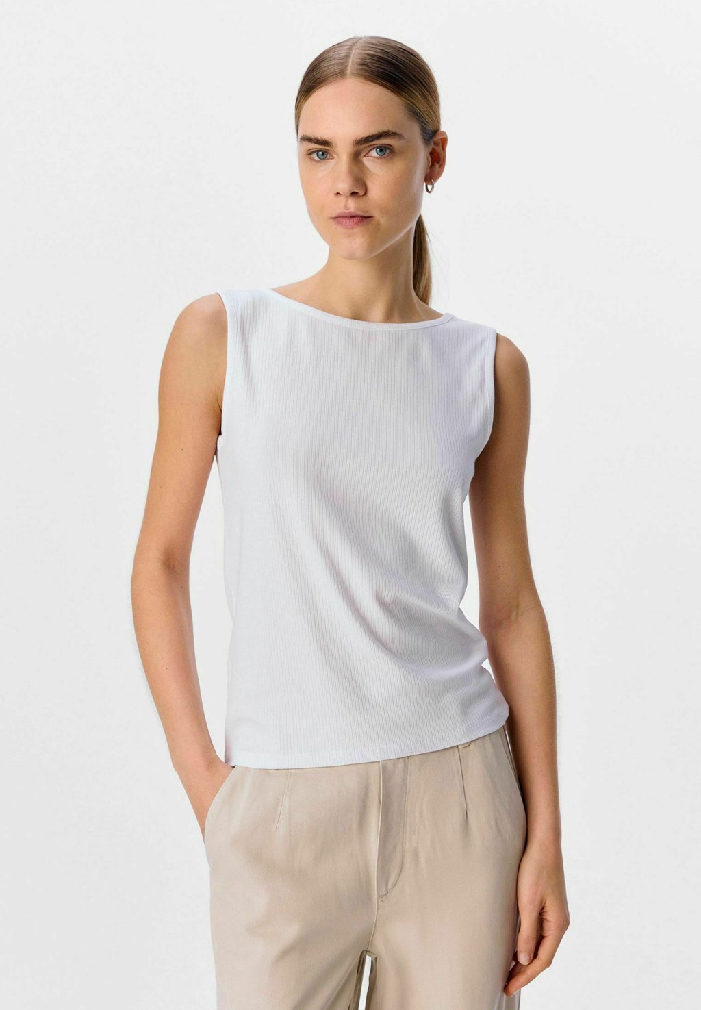 Топ TANK Object, белый
Топ TANK Object, белый