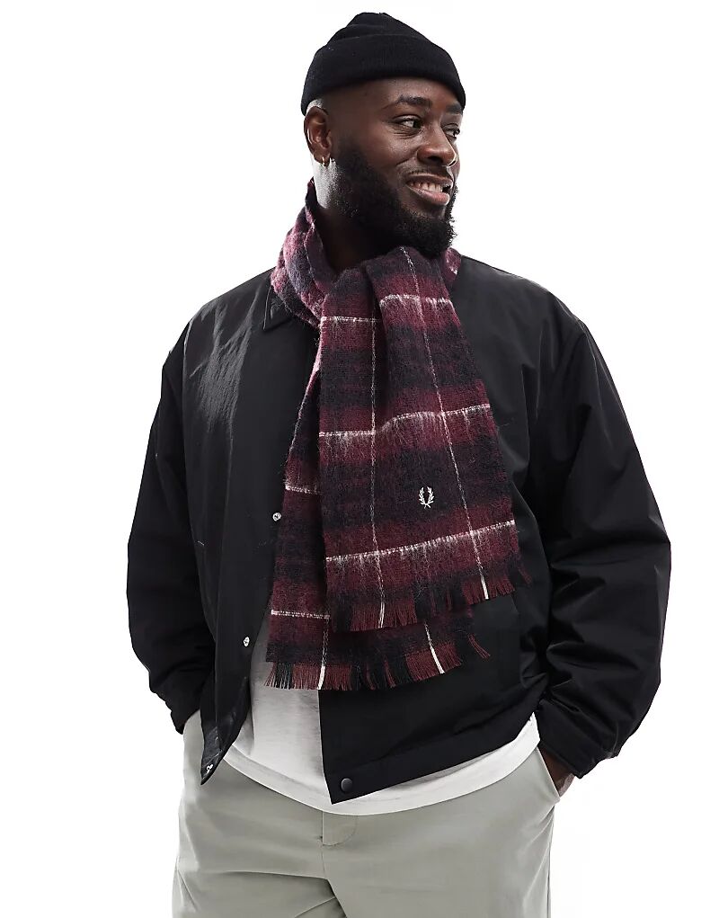 Шарф из чесаной шерсти в клетку красного цвета Fred Perry
Шарф из чесаной шерсти в клетку красного цвета Fred Perry