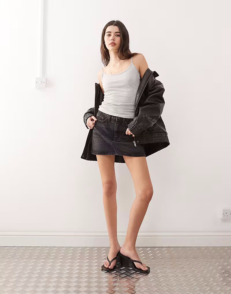 Майка Weekday с узкими бретелями серого меланжевого цвета 
Майка Weekday с узкими бретелями серого меланжевого цвета