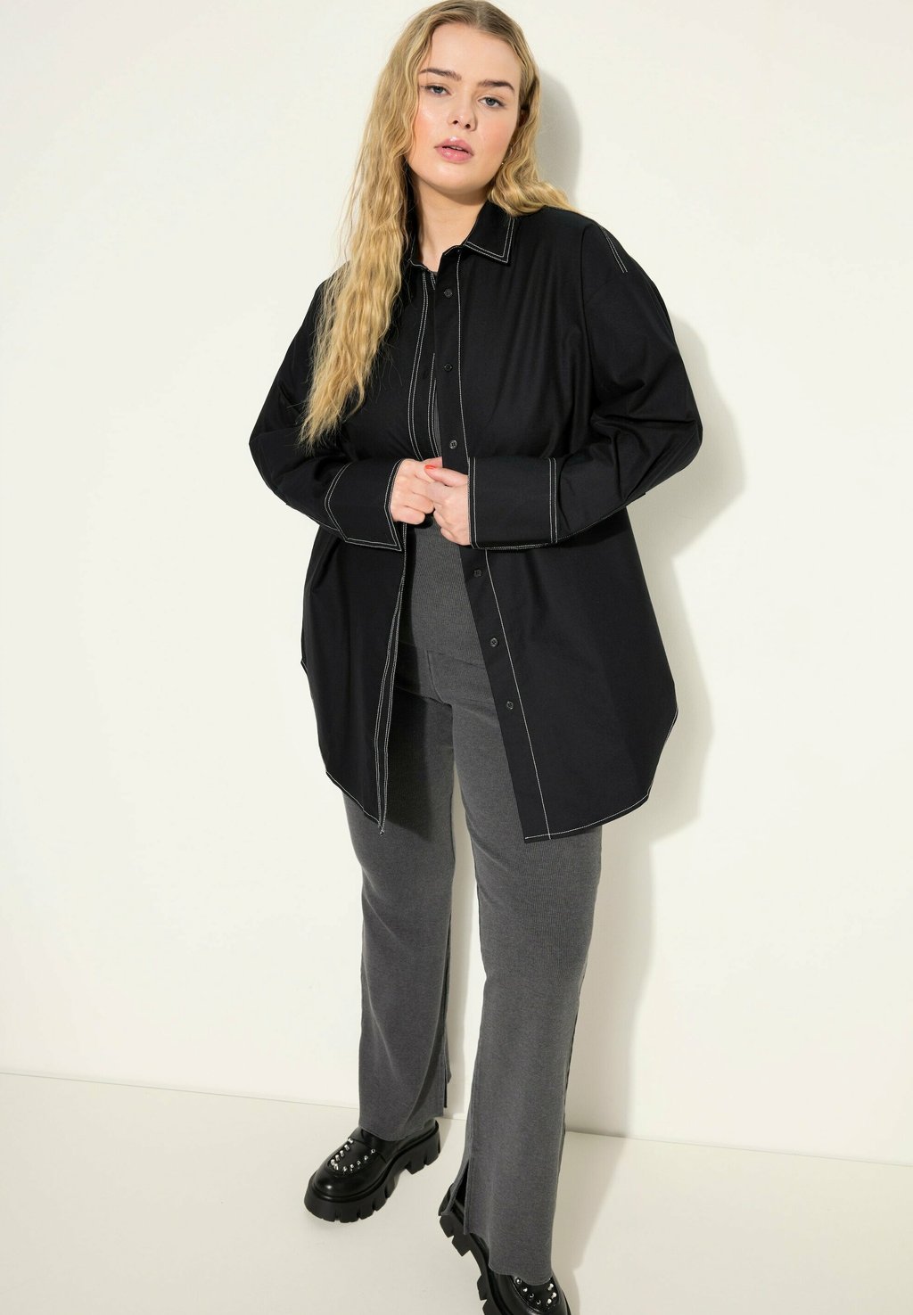 Блузка на пуговицах OVERSIZED HELLE ZIERNÄHTE Studio Untold, черный
Блузка на пуговицах OVERSIZED HELLE ZIERNÄHTE Studio Untold, черный