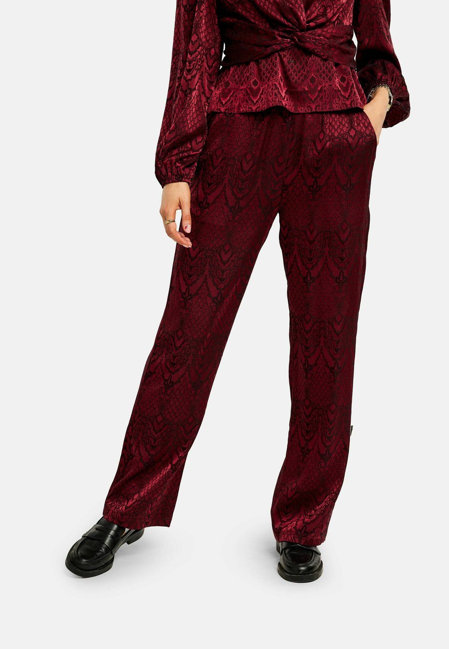 Брюки Liberté Essentiel LALA, Bordeaux/Dark Red
Брюки Liberté Essentiel LALA, Bordeaux/Dark Red