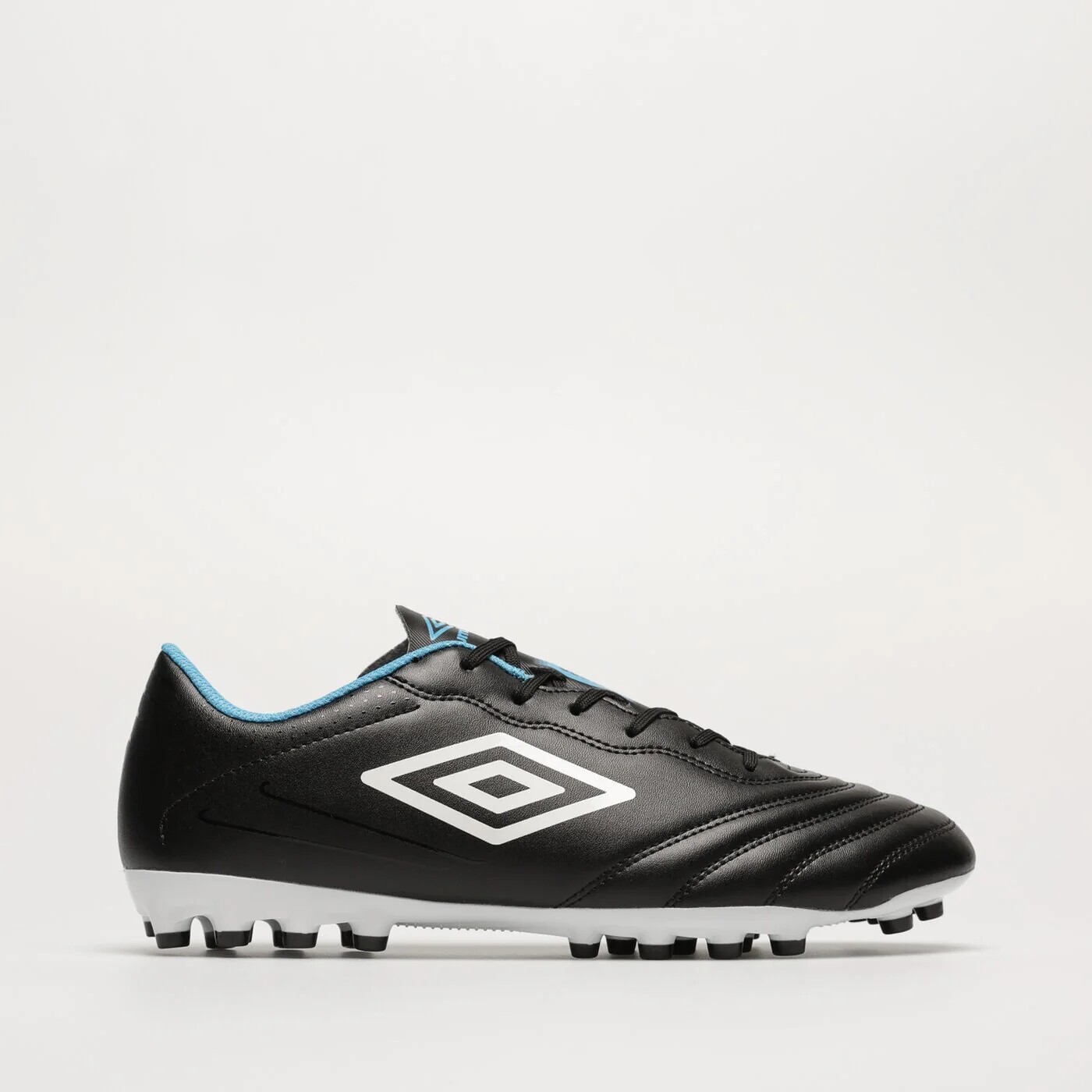 Бутсы Umbro Tocco III League на шипах, черный / синий
Бутсы Umbro Tocco III League на шипах, черный / синий