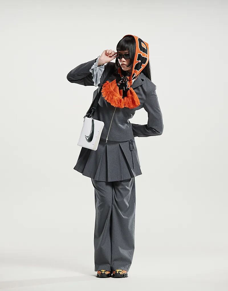 Мини-юбка Atlin с запахом и плиссировкой в темно-серую полоску Weekday
Мини-юбка Atlin с запахом и плиссировкой в темно-серую полоску Weekday