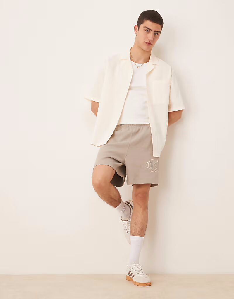 Трикотажные шорты с аппликацией-логотипом Calvin Klein Jeans бежевого цвета
Трикотажные шорты с аппликацией-логотипом Calvin Klein Jeans бежевого цвета
