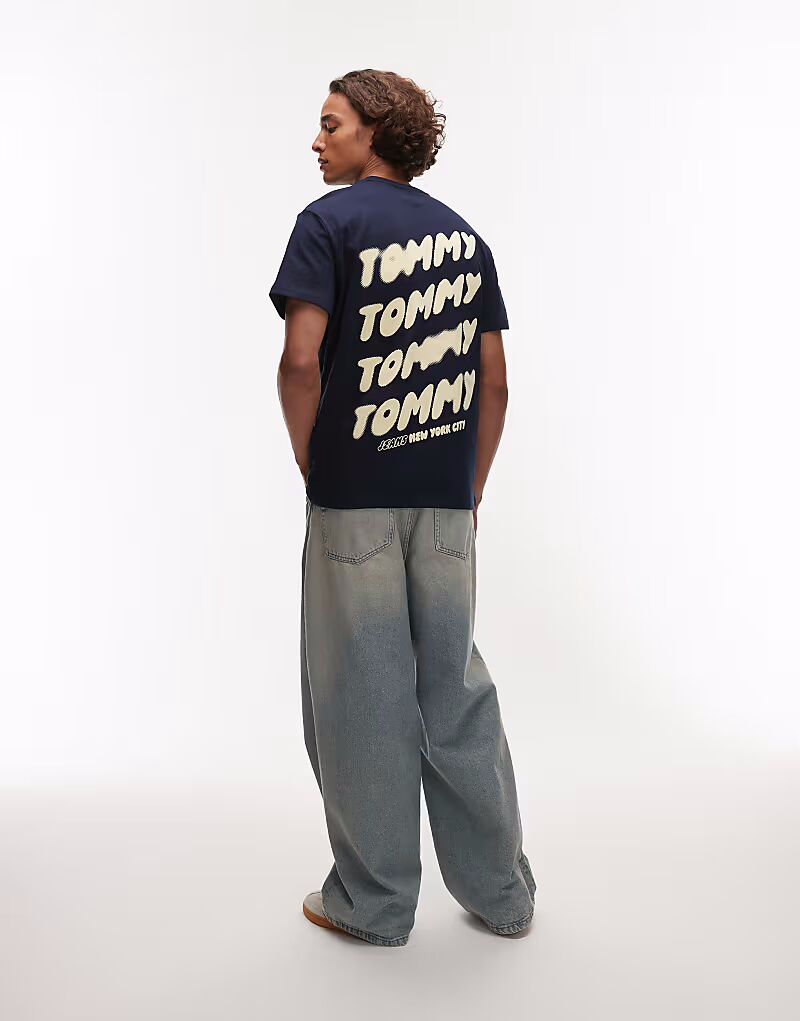 Футболка Tommy Jeans с принтом в виде пузырьков на спине в темно-синем и желтом цветах
Футболка Tommy Jeans с принтом в виде пузырьков на спине в темно-синем и желтом цветах