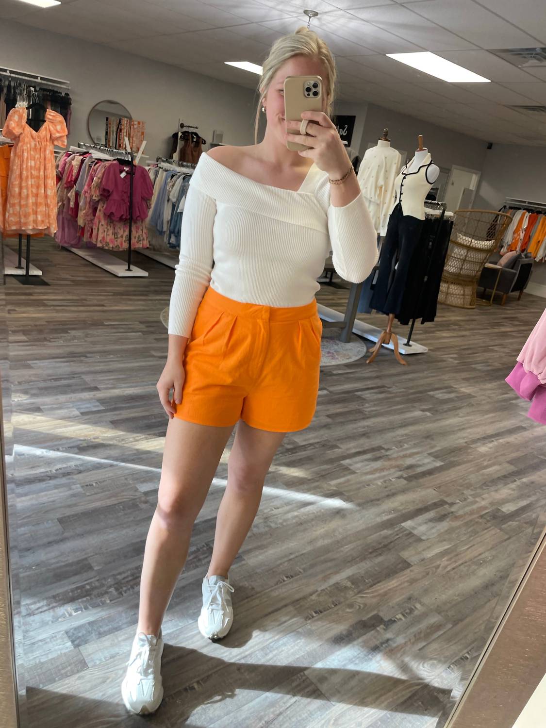 Плиссированные льняные шорты в мандариновом цвете Day + moon, Tangerine
Плиссированные льняные шорты в мандариновом цвете Day + moon, Tangerine