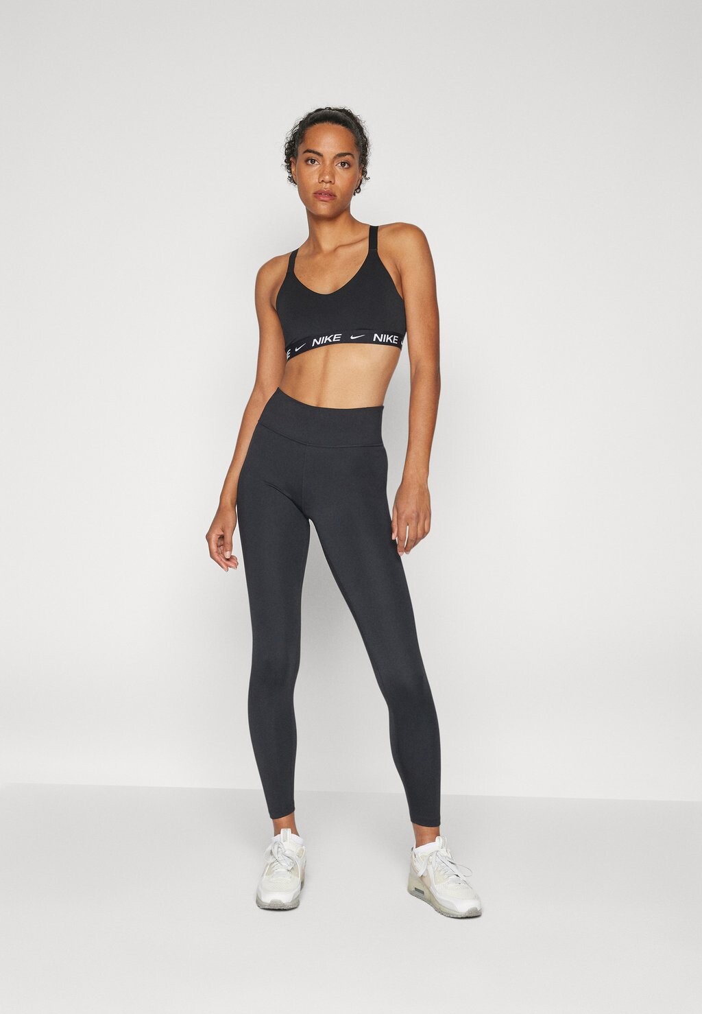 Спортивный бюстгальтер средней поддержки INDY BRA Nike, черный
Спортивный бюстгальтер средней поддержки INDY BRA Nike, черный