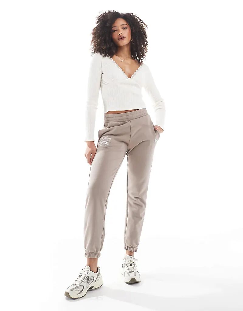 Джоггеры с вышитым логотипом New York серо-коричневого цвета New Era
Джоггеры с вышитым логотипом New York серо-коричневого цвета New Era