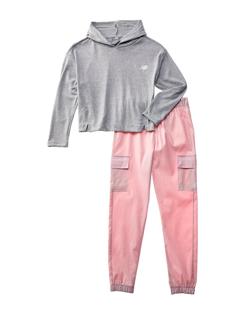 New Balance Комплект из худи из ребристой ткани и брюк из тканного материала, серый
New Balance Комплект из худи из ребристой ткани и брюк из тканного материала, серый