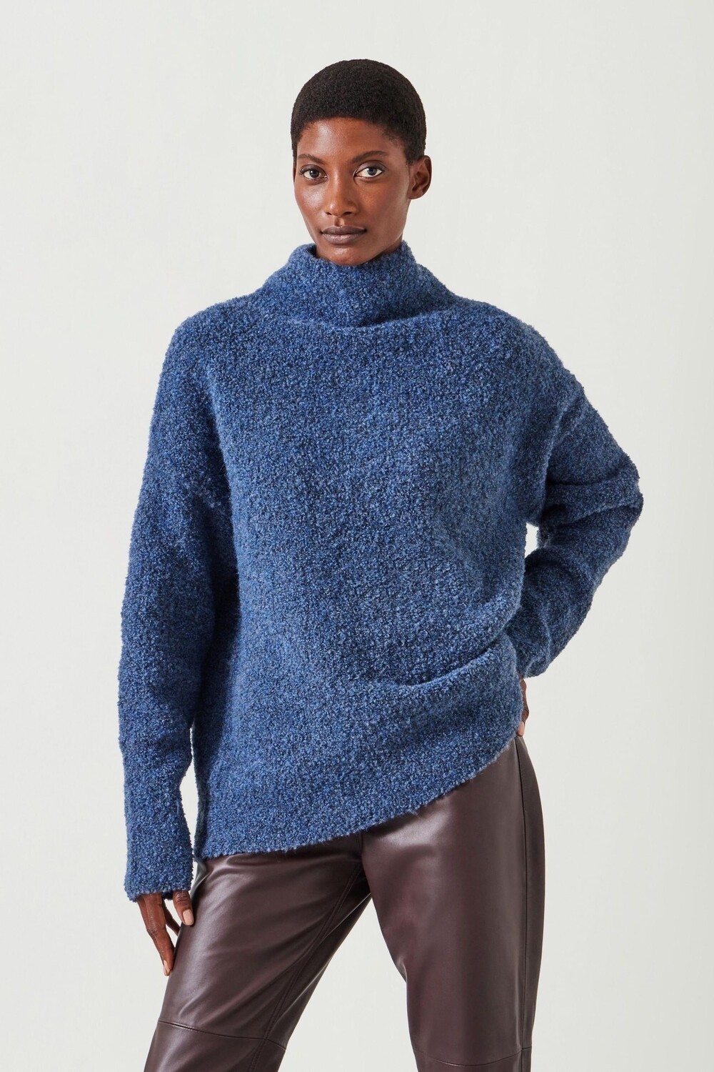 Свободный джемпер воронка Bailey из букле Hush, синий
Свободный джемпер воронка Bailey из букле Hush, синий