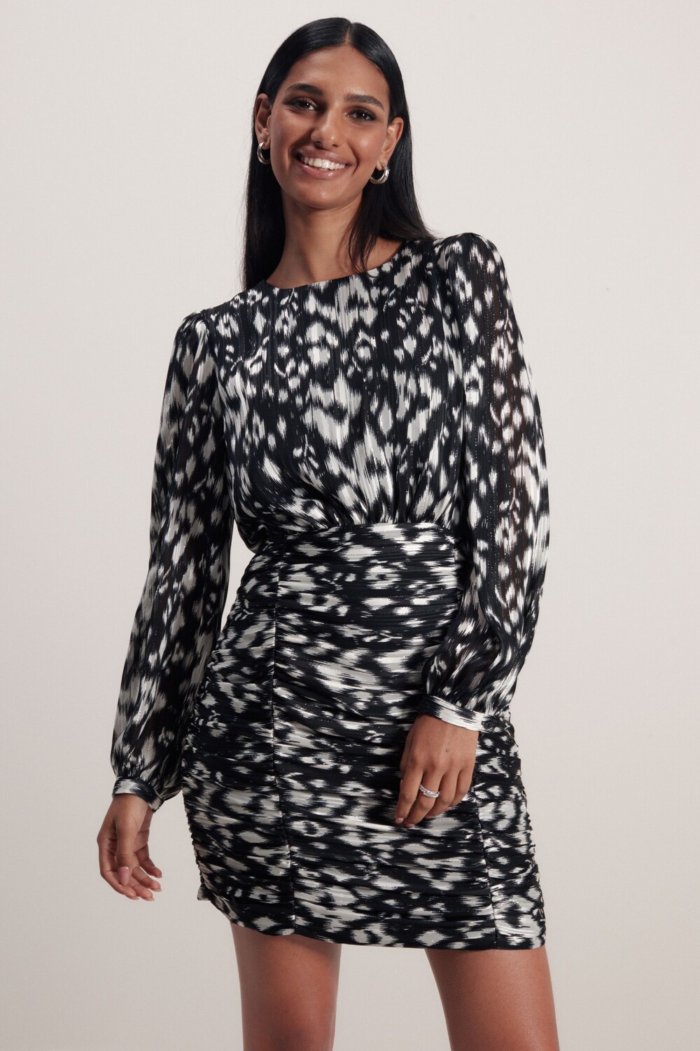 Мини-Платье с длинными рукавами и рюшами Next, черный
Мини-Платье с длинными рукавами и рюшами Next, черный