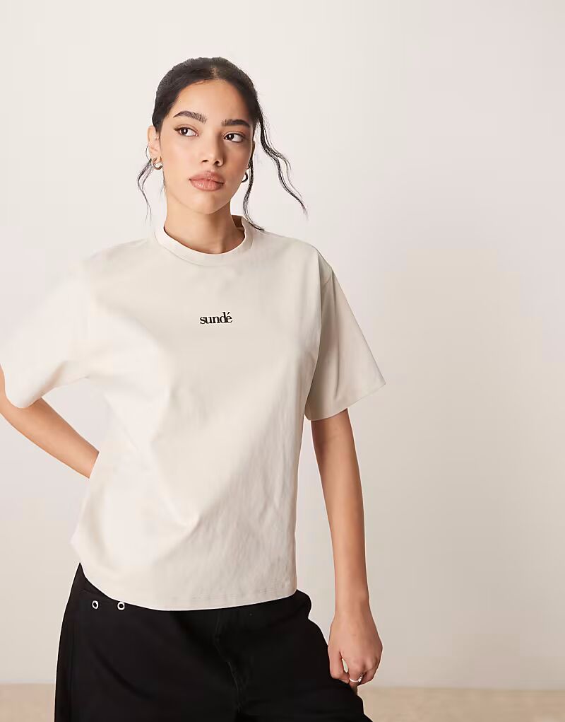 Футболка Sunde свободного кроя с короткими рукавами кремового цвета Sundé
Футболка Sunde свободного кроя с короткими рукавами кремового цвета Sundé