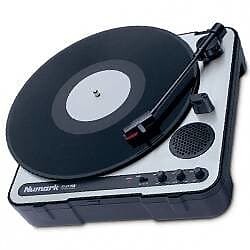 Numark PT-01USB Портативный виниловый проигрыватель для архивации PT-01USB Portable Vinyl-Archiving Turntable
Numark PT-01USB Портативный виниловый проигрыватель для архивации PT-01USB Portable Vinyl-Archiving Turntable