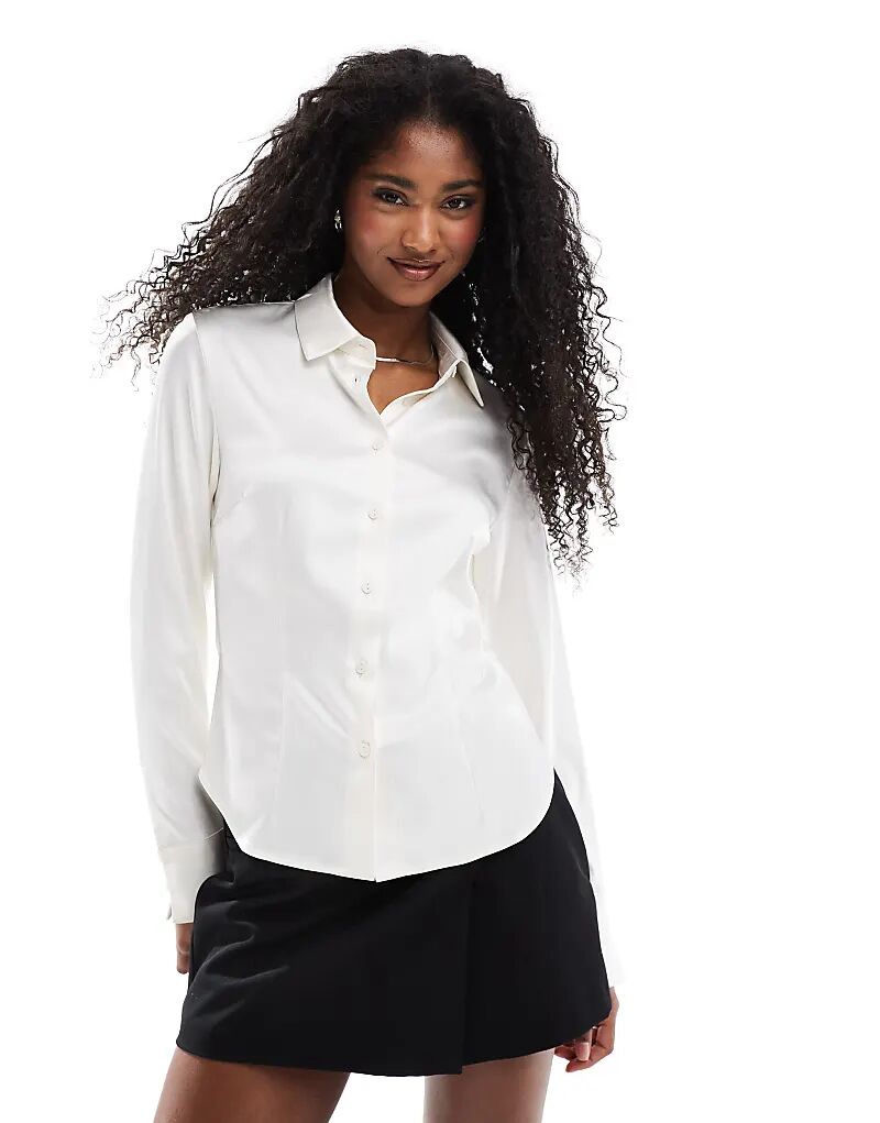 Приталенная атласная рубашка Stradivarius цвета экрю
Приталенная атласная рубашка Stradivarius цвета экрю