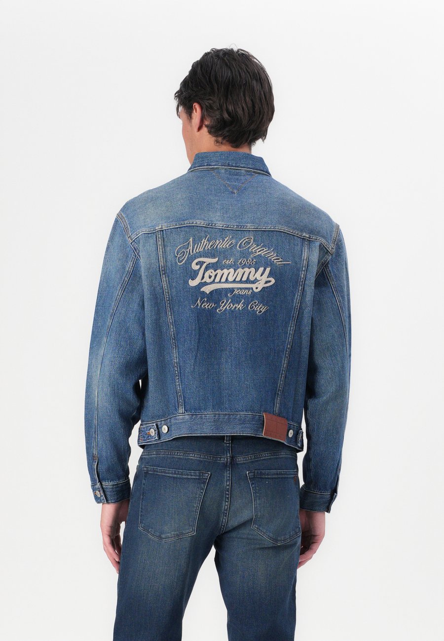 Куртка Tommy Jeans PLEATED TRUCKER JACKET, Denim Medium/Blue Denim
Куртка Tommy Jeans PLEATED TRUCKER JACKET, Denim Medium/Blue Denim