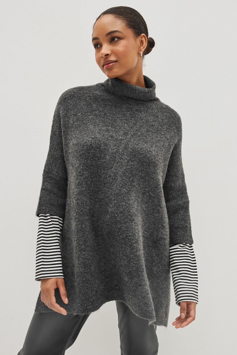 Вязаное пончо с полосатыми рукавами Next, серый
Вязаное пончо с полосатыми рукавами Next, серый