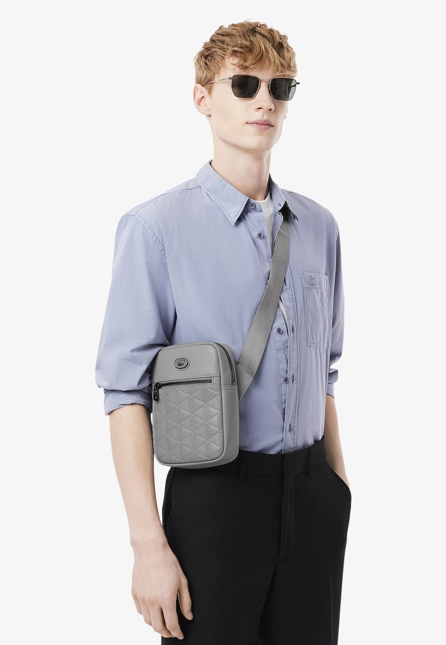 Сумка кросс-боди Lacoste NOMOGRAMME, Monument-Q/Grey
Сумка кросс-боди Lacoste NOMOGRAMME, Monument-Q/Grey