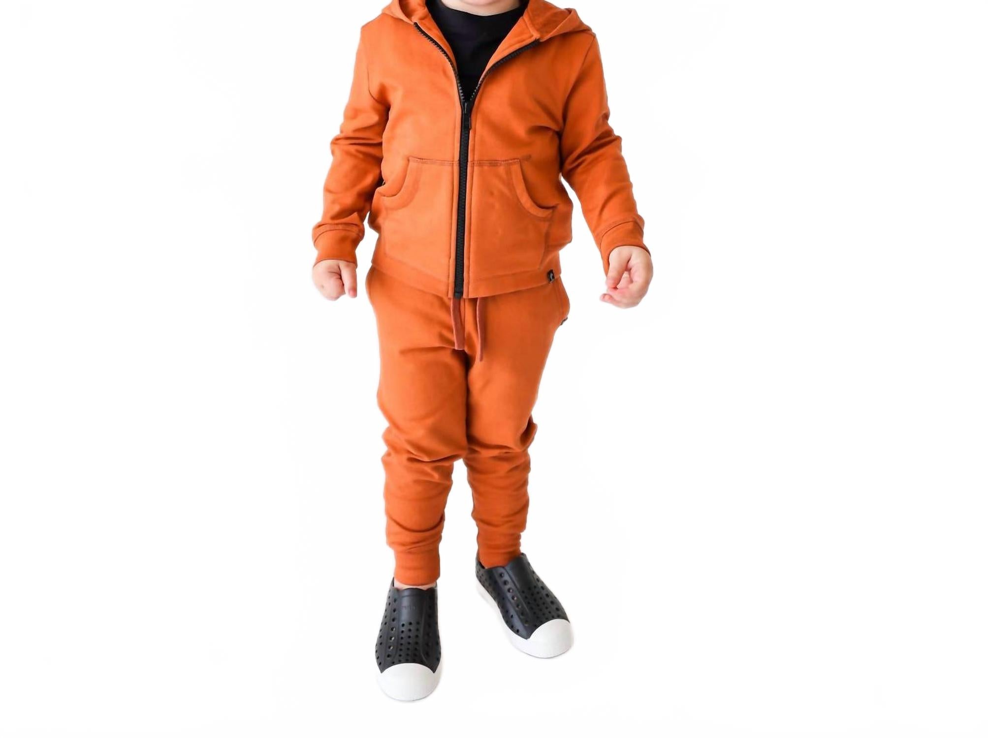 TiNY TRENDSETTER Детские узкие спортивные штаны терракотового цвета
TiNY TRENDSETTER Детские узкие спортивные штаны терракотового цвета