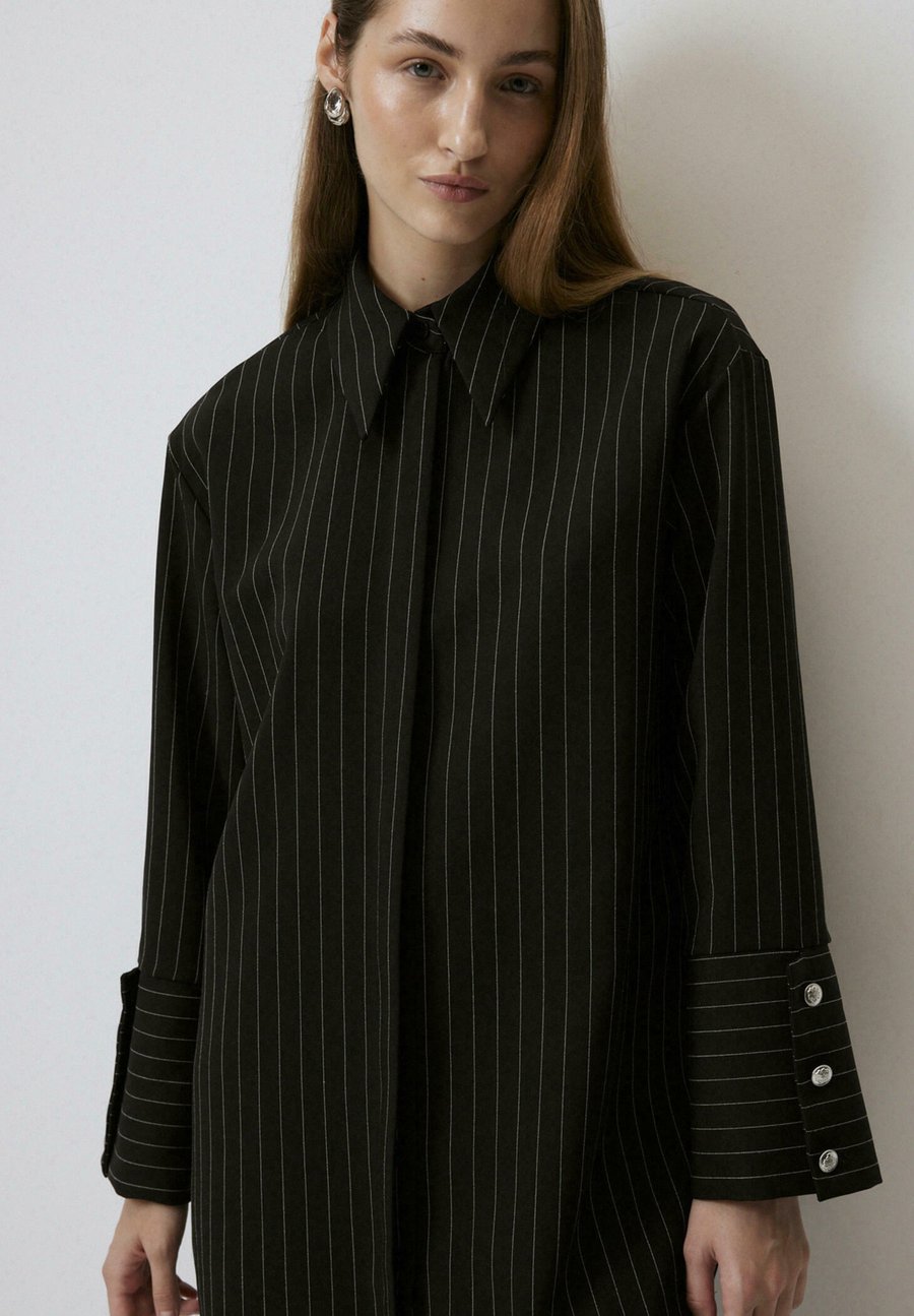 Блуза Touché Privé WIDE CUFF STRIPED, Black
Блуза Touché Privé WIDE CUFF STRIPED, Black