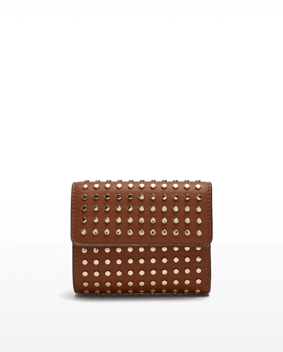 Маленькая женская сумка с клапаном и заклепками на магнитной застежке Parfois, песочный
Маленькая женская сумка с клапаном и заклепками на магнитной застежке Parfois, песочный