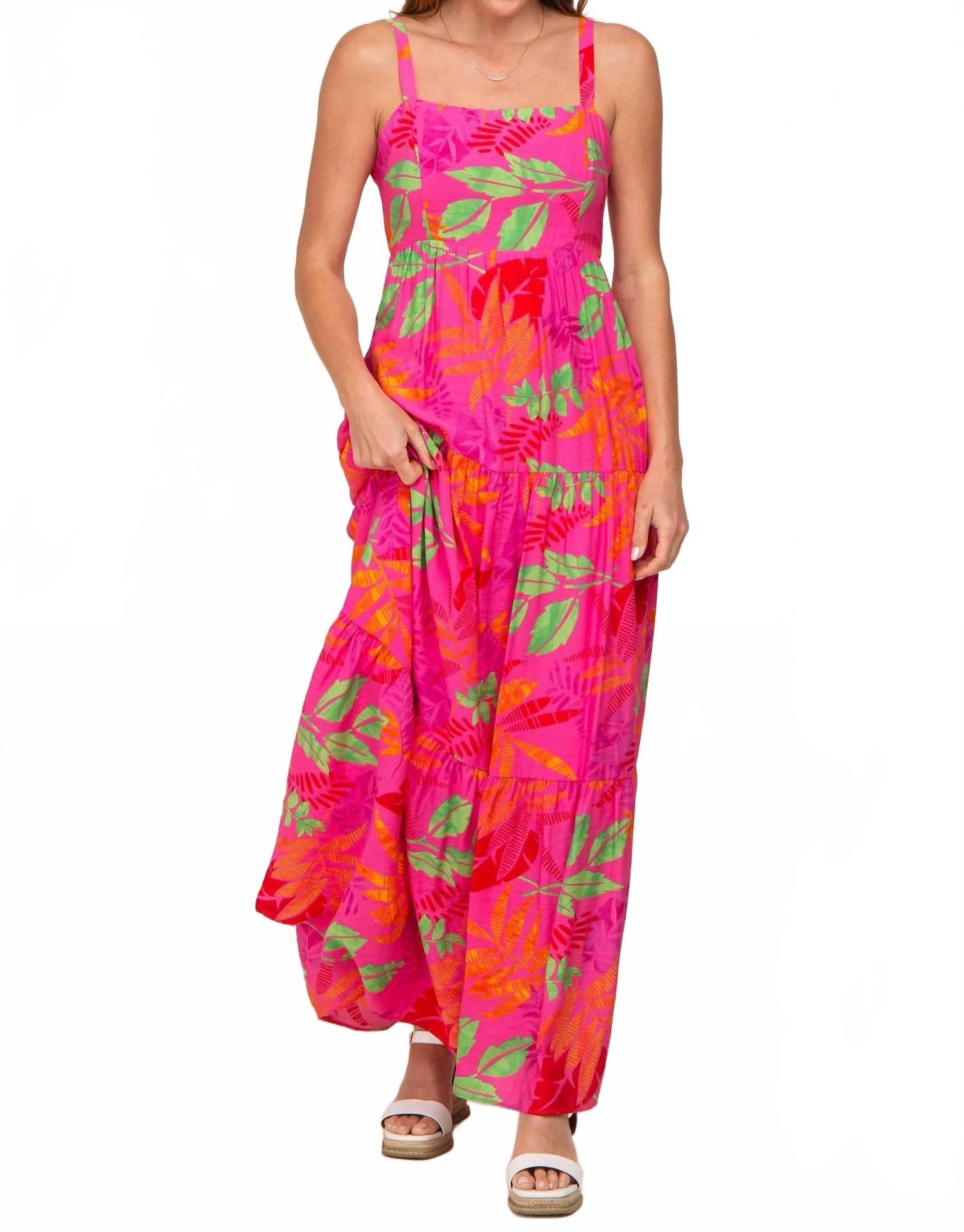 Тропическое платье макси в розовом с ярусами SKIES ARE BLUE
Тропическое платье макси в розовом с ярусами SKIES ARE BLUE