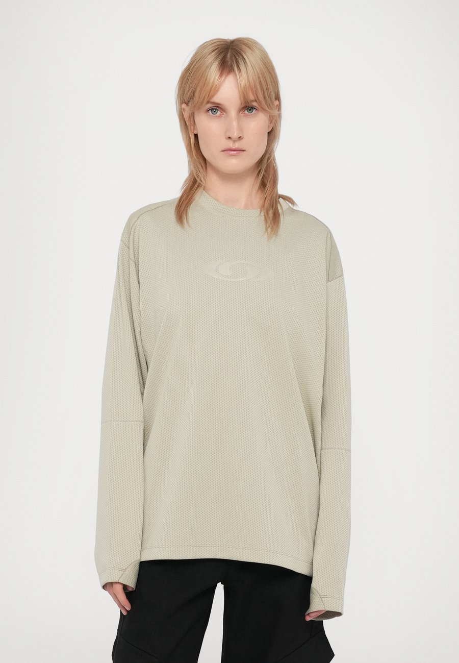 Топ MM6 Maison Margiela MM6 X SALOMON LONG SLEEVED, Abbey Stone/Off-White
Топ MM6 Maison Margiela MM6 X SALOMON LONG SLEEVED, Abbey Stone/Off-White