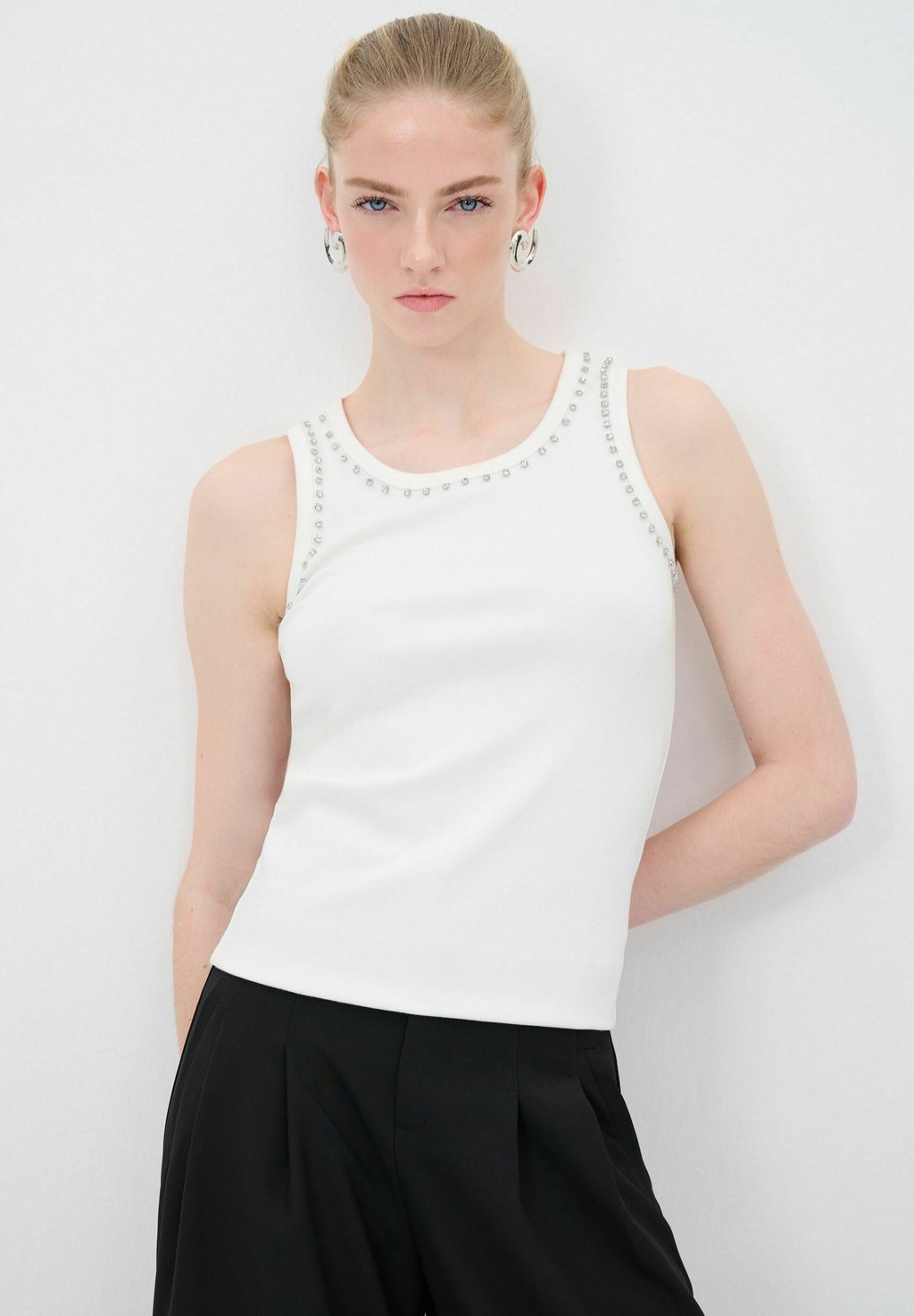 Топ STONED SLEEVELESS adL, белый
Топ STONED SLEEVELESS adL, белый