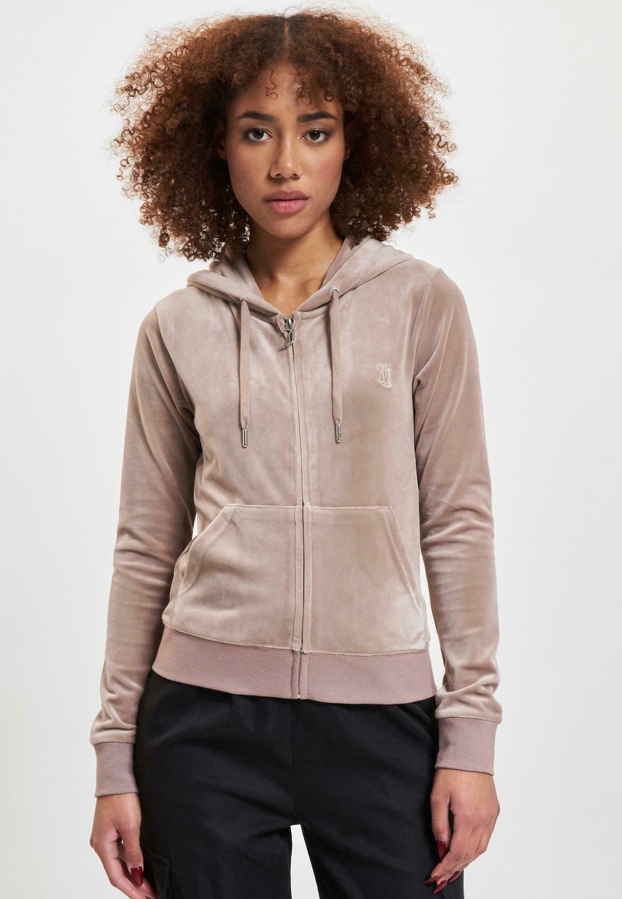 Толстовка Juicy Couture ROBERTSON CLASSIC, Fungi/Light Pink
Толстовка Juicy Couture ROBERTSON CLASSIC, Fungi/Light Pink