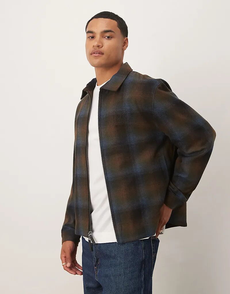 Фланелевая шерстяная куртка на молнии Calvin Klein Jeans коричневого цвета.
Фланелевая шерстяная куртка на молнии Calvin Klein Jeans коричневого цвета.
