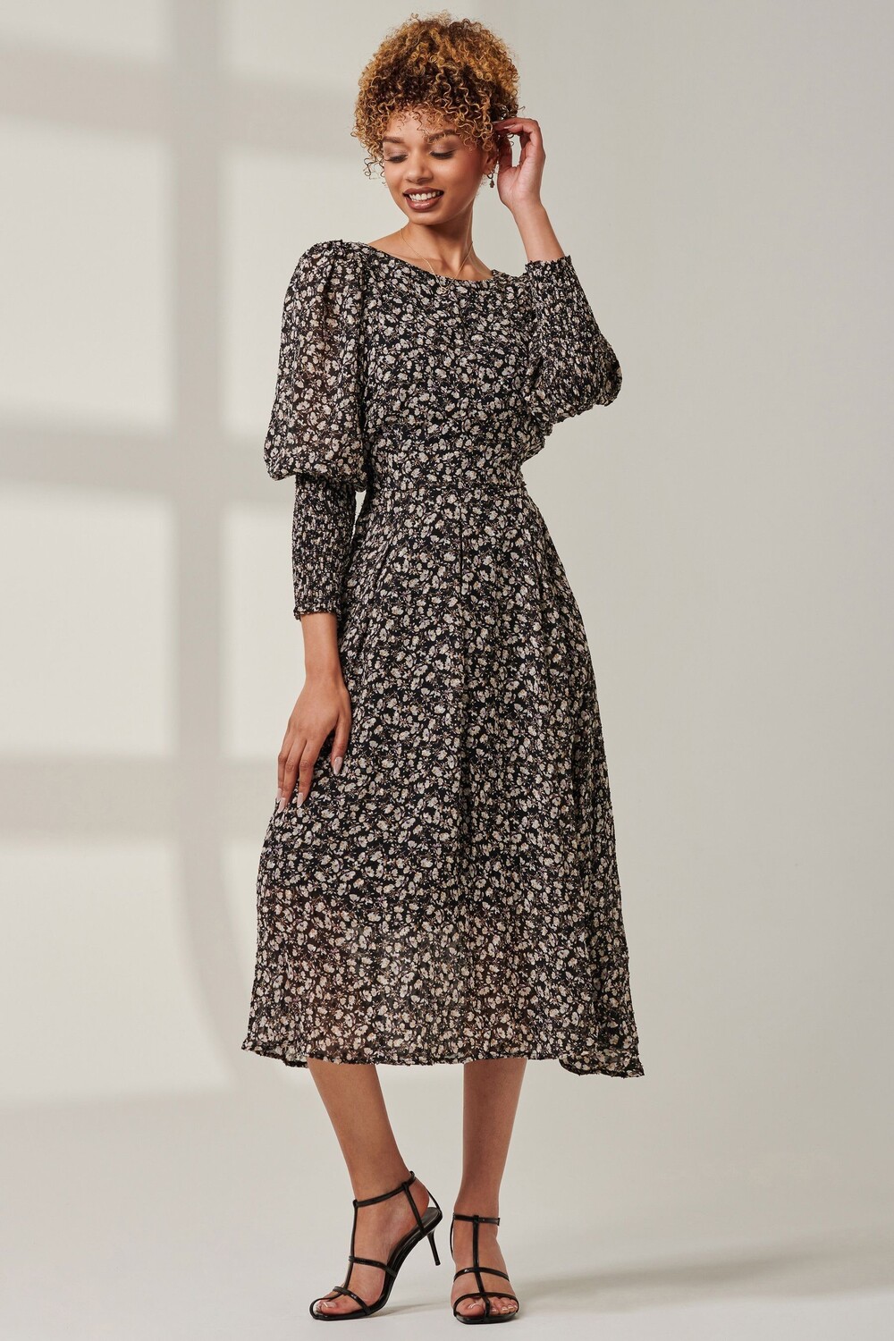 Платье из шифона с манжетами и рукавами фонариками Jolie Moi, черный
Платье из шифона с манжетами и рукавами фонариками Jolie Moi, черный