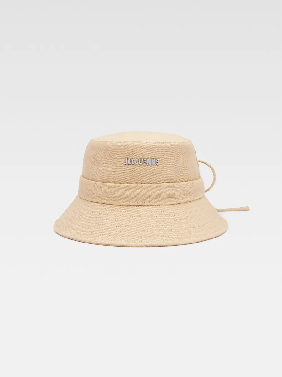 Завязанная шляпа-ведро Ле Боб Гаджо Jacquemus, бежевый
Завязанная шляпа-ведро Ле Боб Гаджо Jacquemus, бежевый